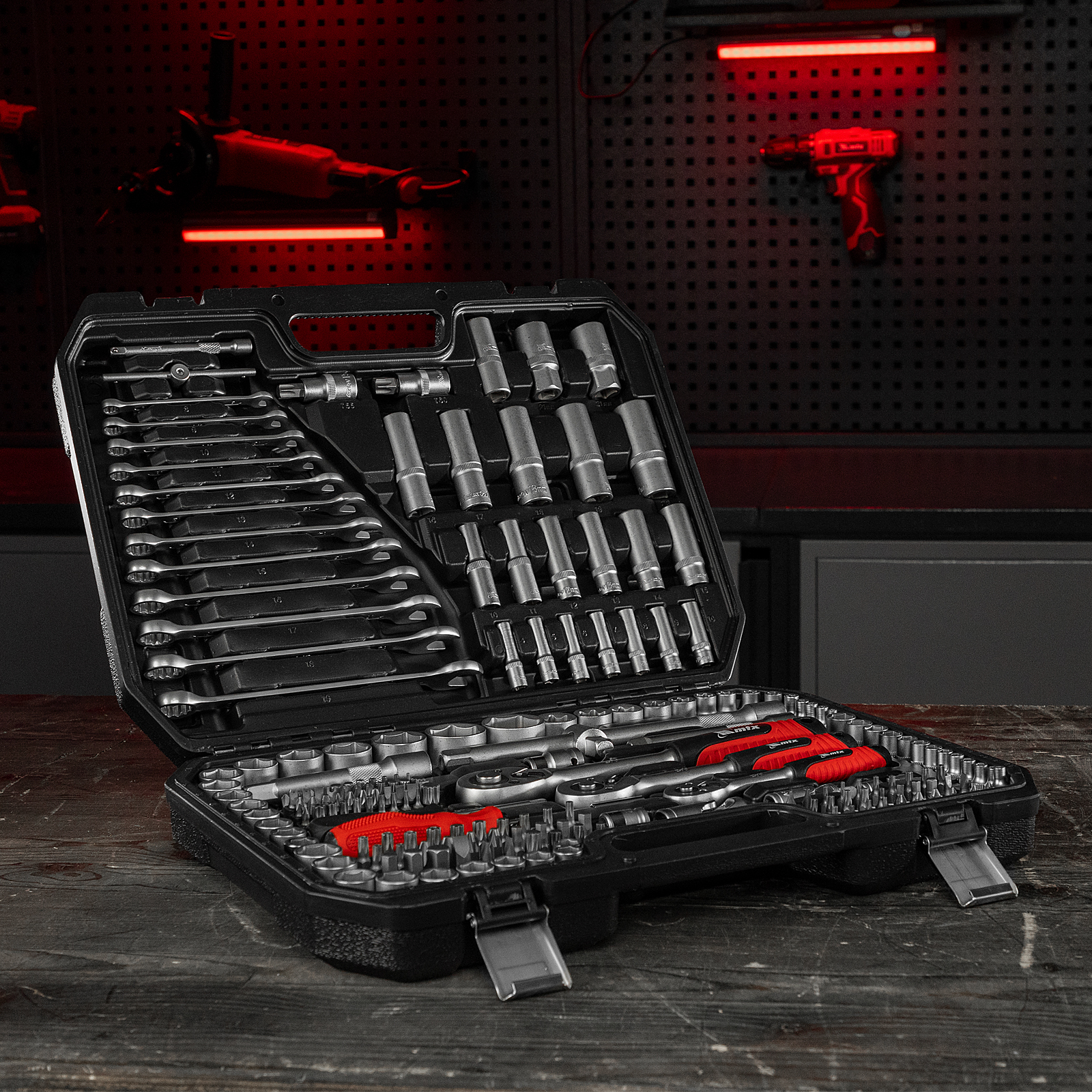Набор инструментов, 1/2", 3/8", 1/4", пластиковый кейс 215 предметов MTX