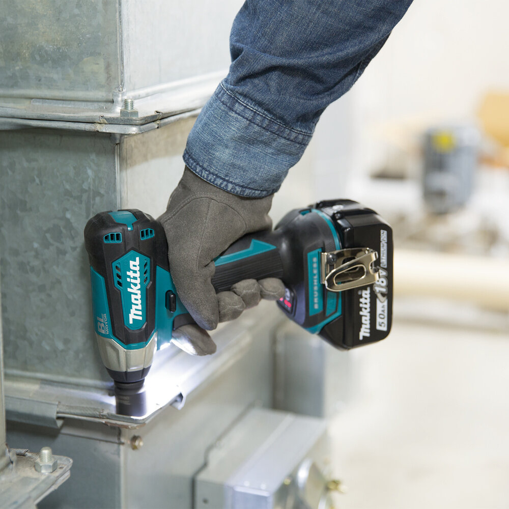 Гайковёрт аккумуляторный ударный MAKITA DTW180RFE (18 В, 180нм, 3/8", 1,5кг, 2акк.Li-ion.3Ач, кейс)