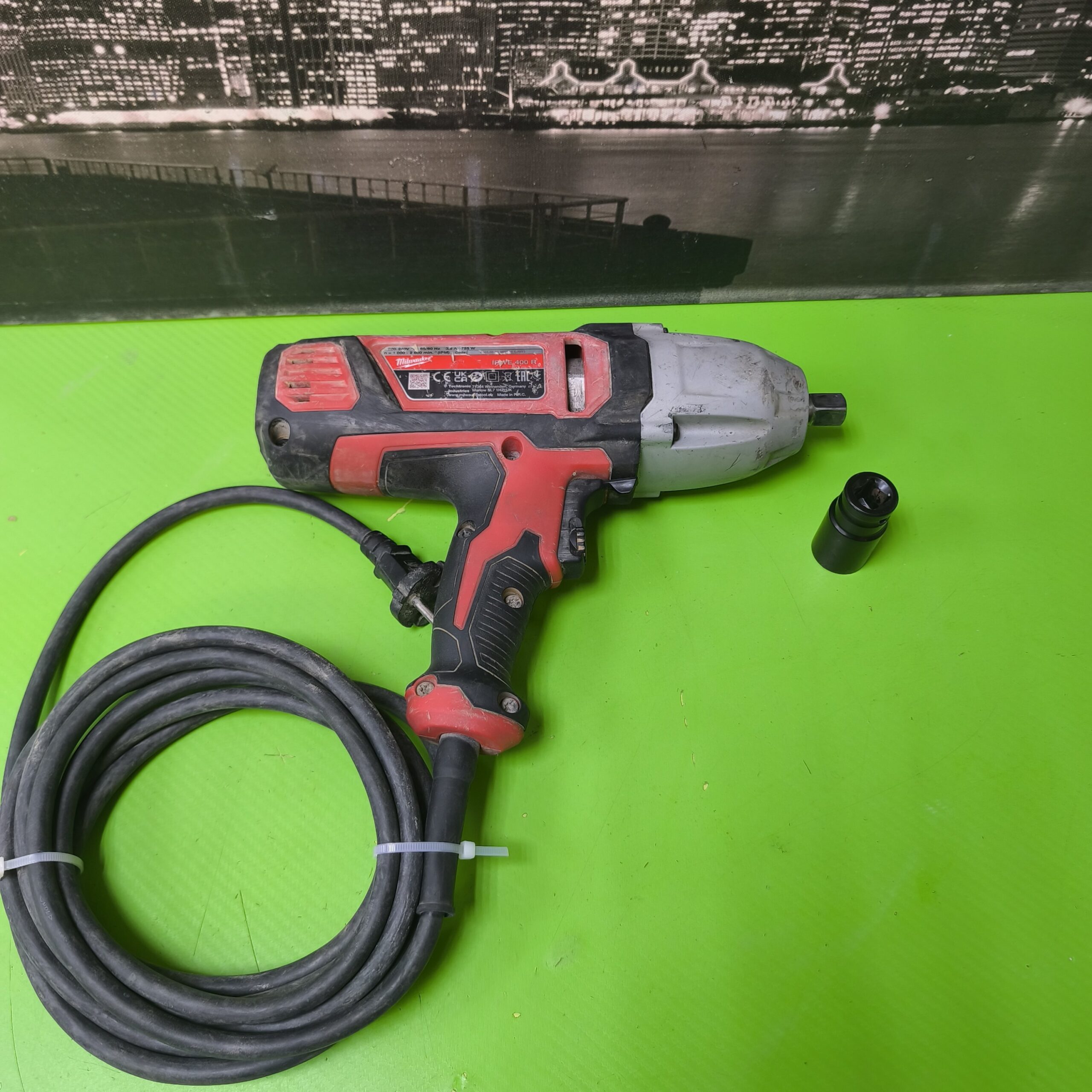 Гайковерт ударный сетевой Milwaukee IPWE 400R (725 Вт, 400 Нм, 1/2 дюйма)