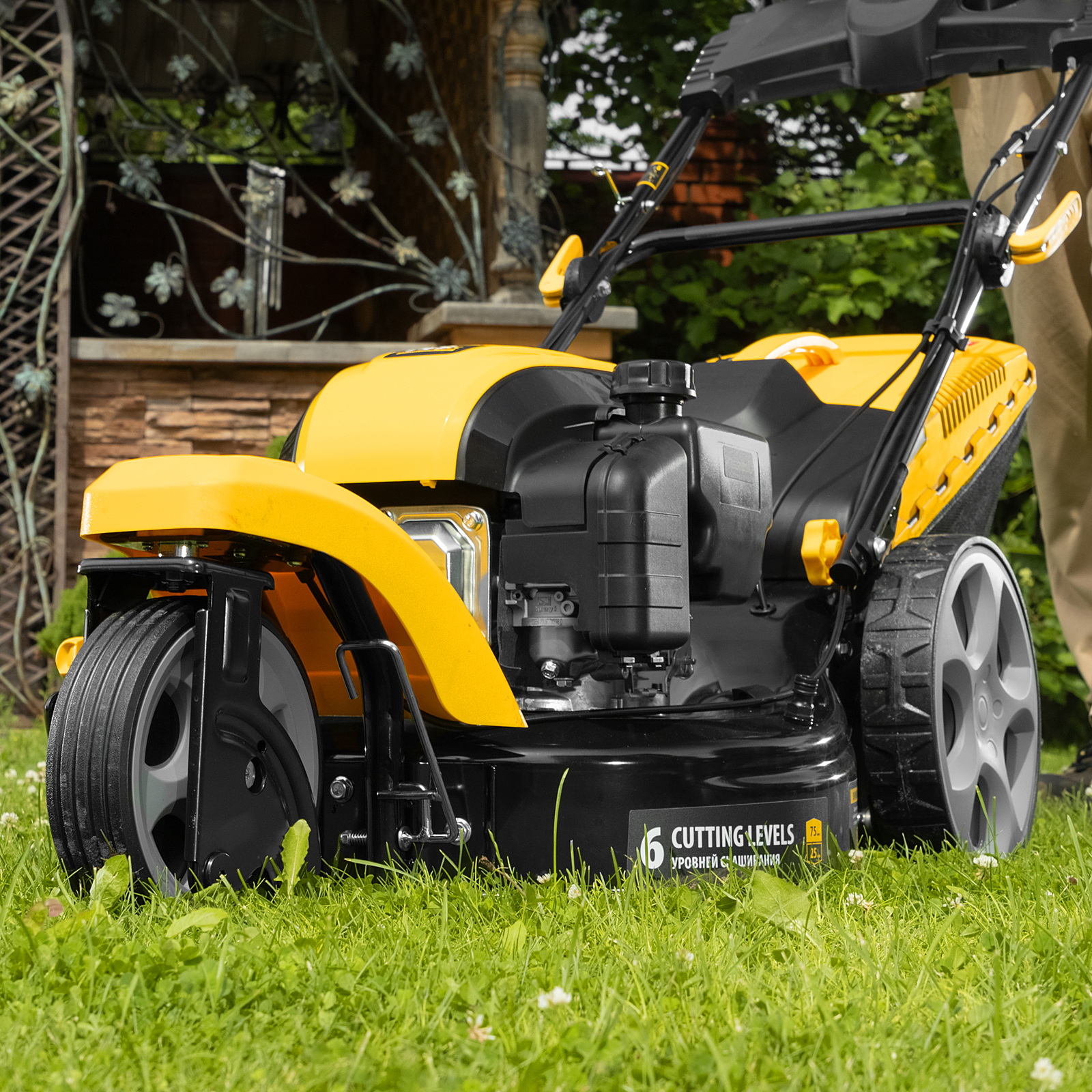 Бензиновая газонокосилка GLT-460SP-T, Trike 149 см3, 46 см, привод, панель, 60л Denzel 