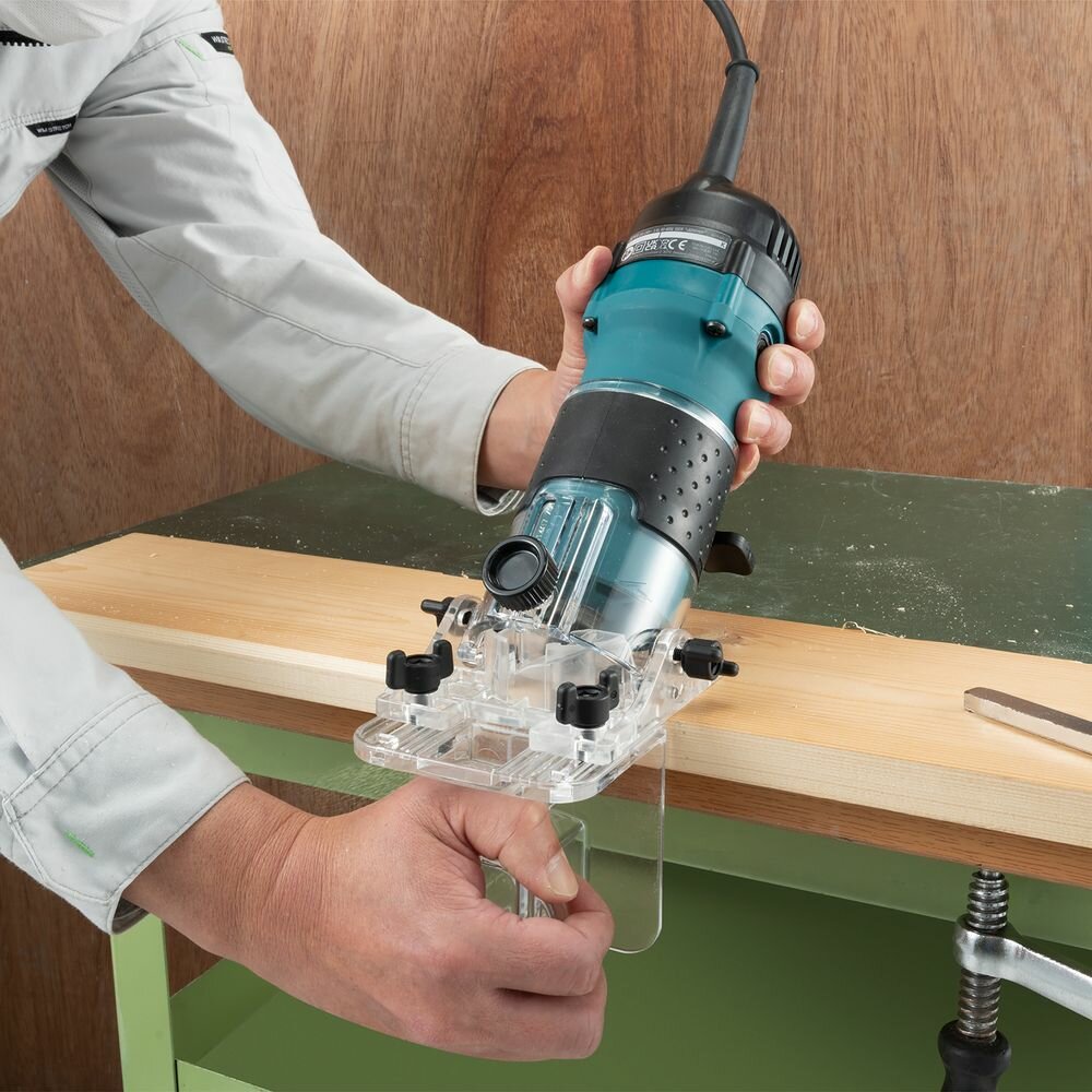 Фрезер сетевой MAKITA 3712 (530Вт,цанга 6мм,глубина 42 мм,наклонная база), шт