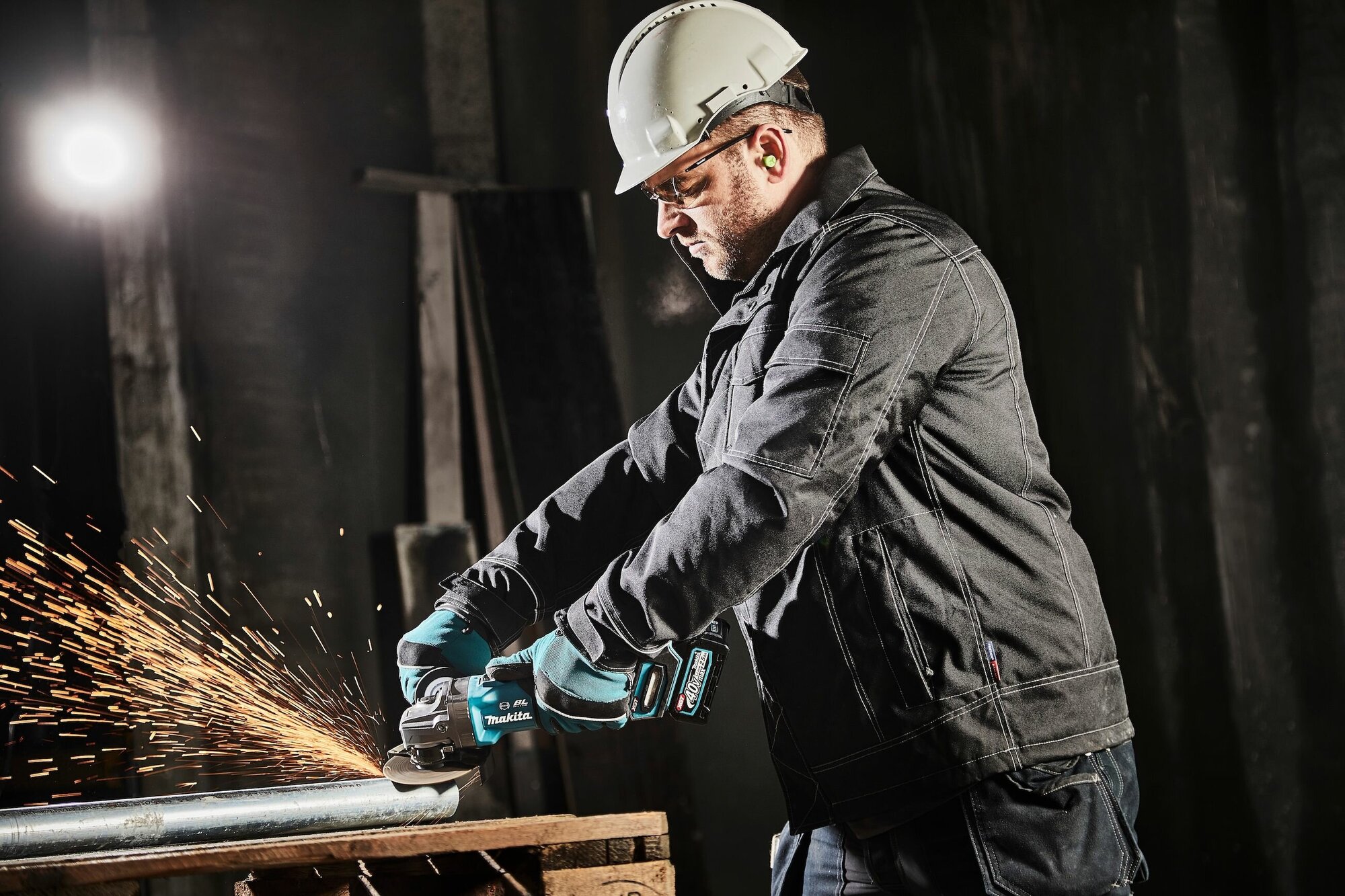 Шлифмашина аккумуляторная MAKITA угловая GA005GZ (XGT BL 40В, 125 мм, 8500 об/мин, слайдер), шт