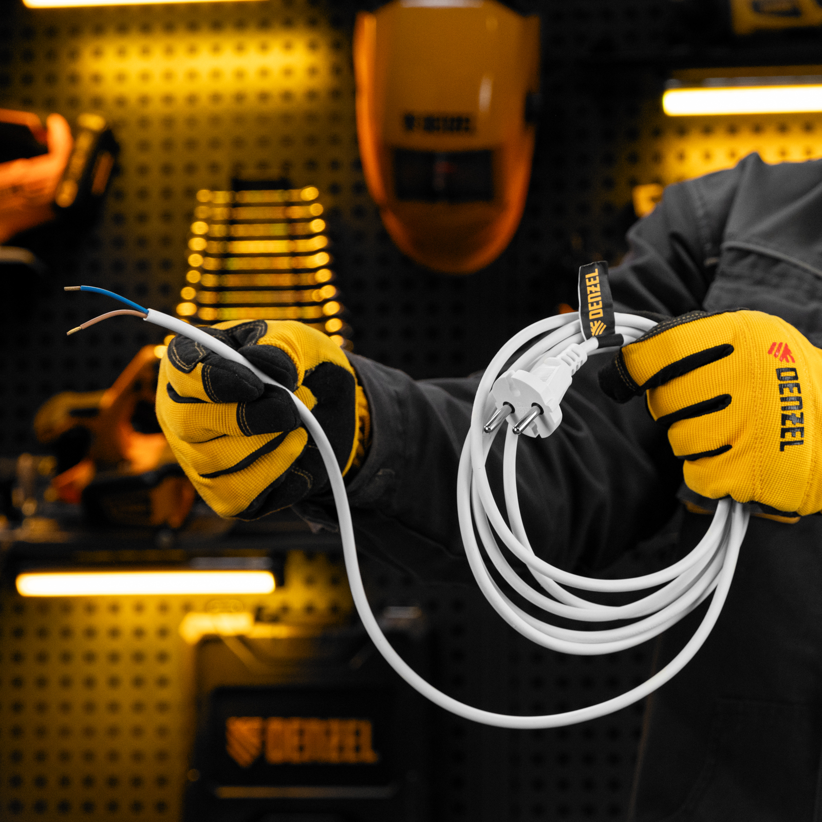 Шнур сетевой Energy Series, ПВС, 3 м, 2 x 1 мм, с неразборной вилкой, белый, Denzel